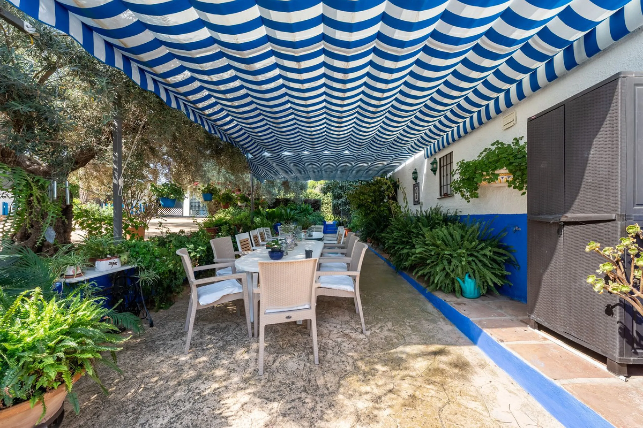 Located just a few minutes from the charming village of Coín, this delightful country house offers the perfect combination of tranquillity, privacy and comfort, right in the heart of the Andalusian countryside. Surrounded by nature, with views of the moun