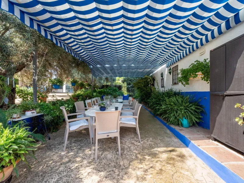 Located just a few minutes from the charming village of Coín, this delightful country house offers the perfect combination of tranquillity, privacy and comfort, right in the heart of the Andalusian countryside. Surrounded by nature, with views of the moun