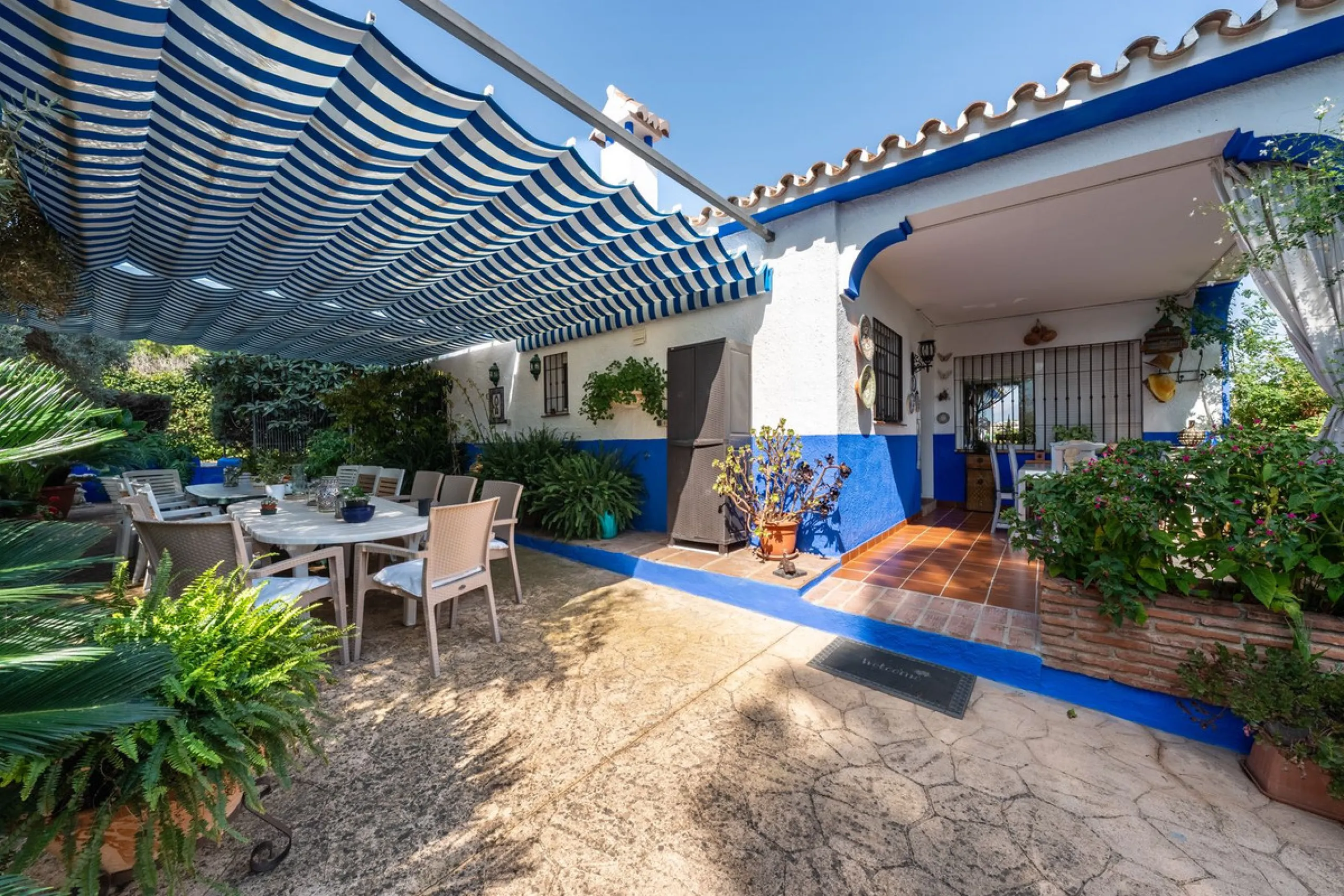 Located just a few minutes from the charming village of Coín, this delightful country house offers the perfect combination of tranquillity, privacy and comfort, right in the heart of the Andalusian countryside. Surrounded by nature, with views of the moun