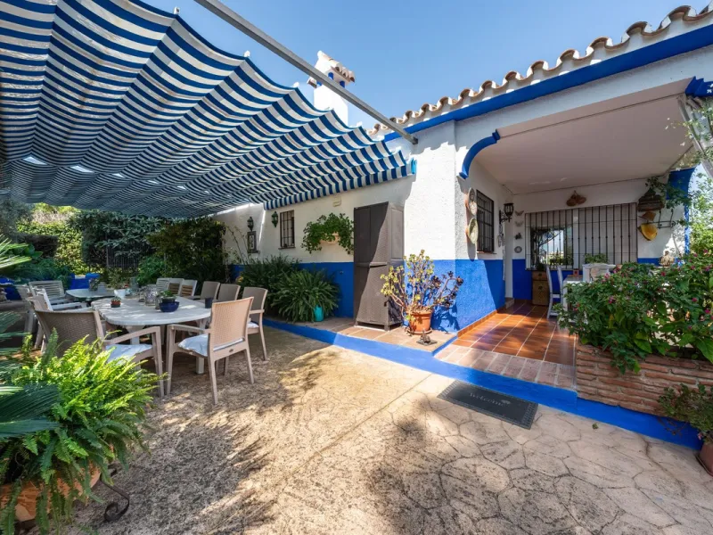 Located just a few minutes from the charming village of Coín, this delightful country house offers the perfect combination of tranquillity, privacy and comfort, right in the heart of the Andalusian countryside. Surrounded by nature, with views of the moun