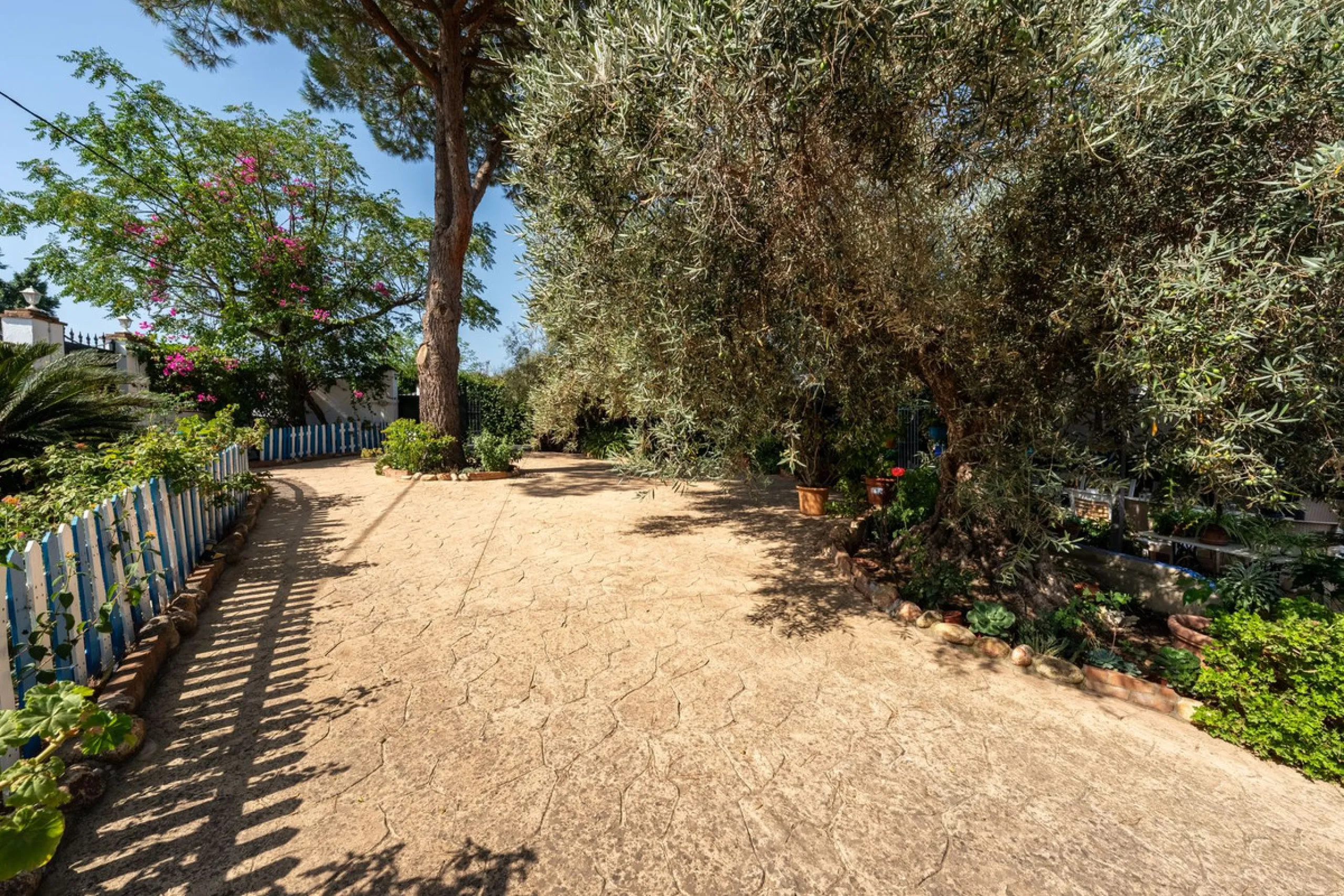 Located just a few minutes from the charming village of Coín, this delightful country house offers the perfect combination of tranquillity, privacy and comfort, right in the heart of the Andalusian countryside. Surrounded by nature, with views of the moun
