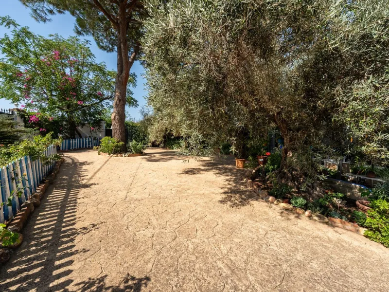 Located just a few minutes from the charming village of Coín, this delightful country house offers the perfect combination of tranquillity, privacy and comfort, right in the heart of the Andalusian countryside. Surrounded by nature, with views of the moun