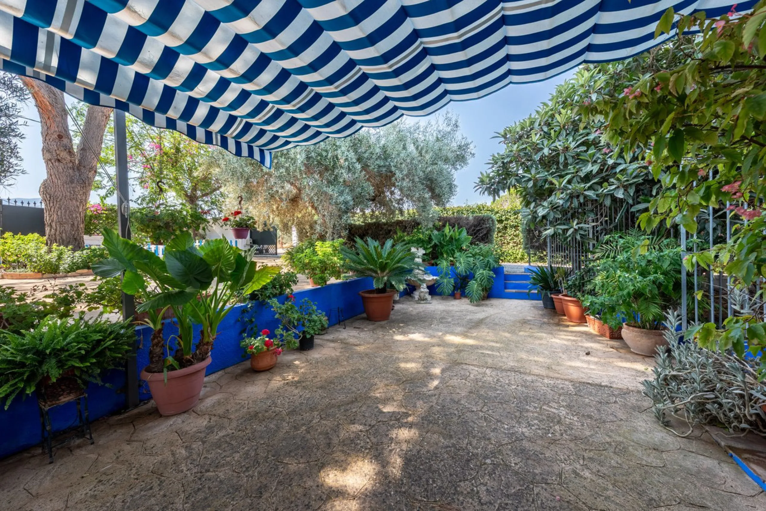 Located just a few minutes from the charming village of Coín, this delightful country house offers the perfect combination of tranquillity, privacy and comfort, right in the heart of the Andalusian countryside. Surrounded by nature, with views of the moun