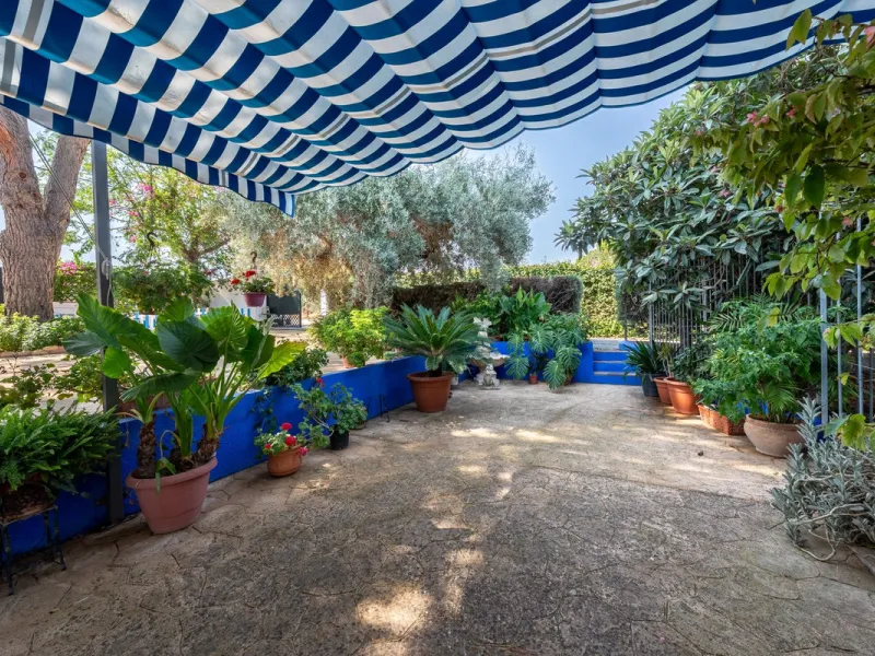 Located just a few minutes from the charming village of Coín, this delightful country house offers the perfect combination of tranquillity, privacy and comfort, right in the heart of the Andalusian countryside. Surrounded by nature, with views of the moun