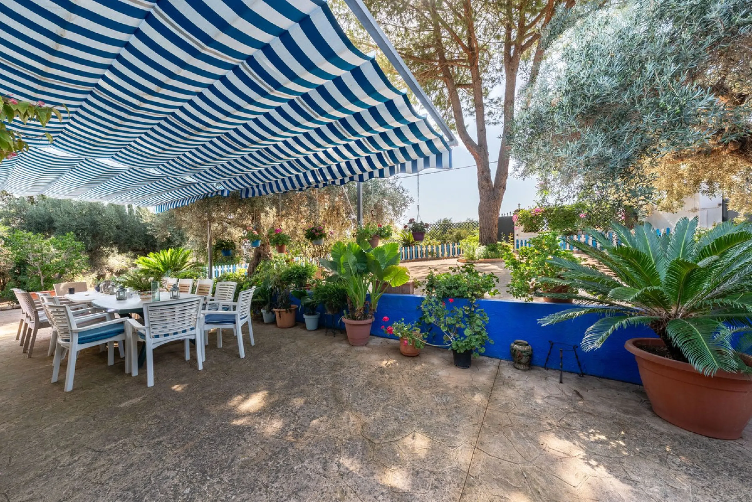 Located just a few minutes from the charming village of Coín, this delightful country house offers the perfect combination of tranquillity, privacy and comfort, right in the heart of the Andalusian countryside. Surrounded by nature, with views of the moun