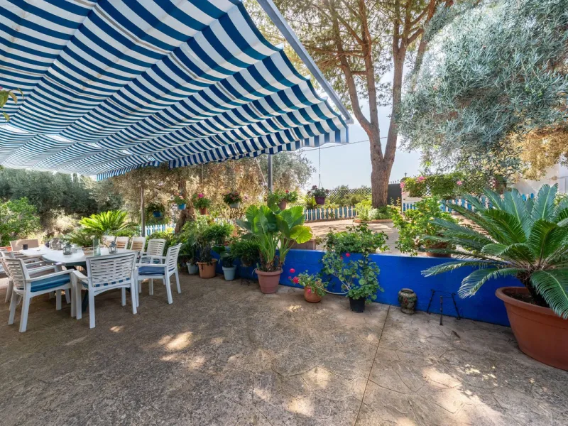 Located just a few minutes from the charming village of Coín, this delightful country house offers the perfect combination of tranquillity, privacy and comfort, right in the heart of the Andalusian countryside. Surrounded by nature, with views of the moun