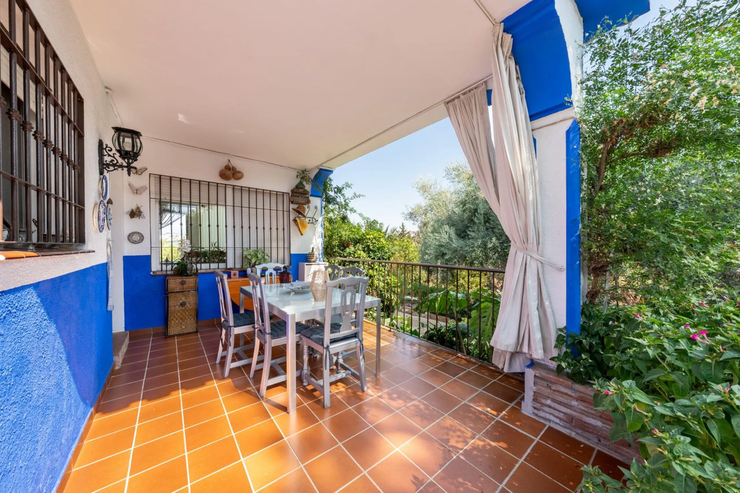 Located just a few minutes from the charming village of Coín, this delightful country house offers the perfect combination of tranquillity, privacy and comfort, right in the heart of the Andalusian countryside. Surrounded by nature, with views of the moun