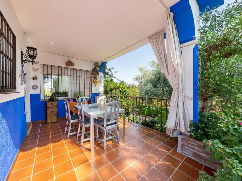 Located just a few minutes from the charming village of Coín, this delightful country house offers the perfect combination of tranquillity, privacy and comfort, right in the heart of the Andalusian countryside. Surrounded by nature, with views of the moun