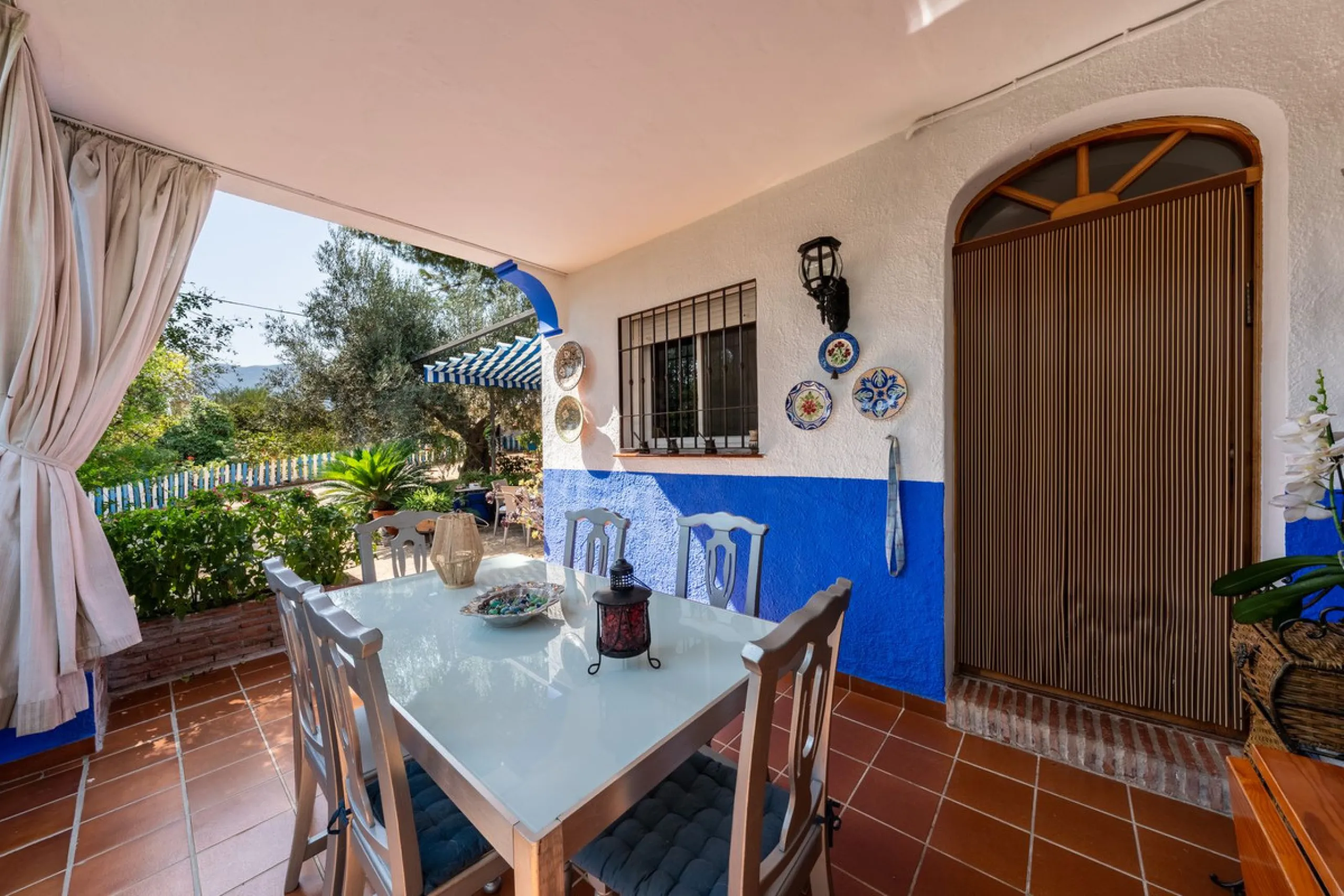 Located just a few minutes from the charming village of Coín, this delightful country house offers the perfect combination of tranquillity, privacy and comfort, right in the heart of the Andalusian countryside. Surrounded by nature, with views of the moun