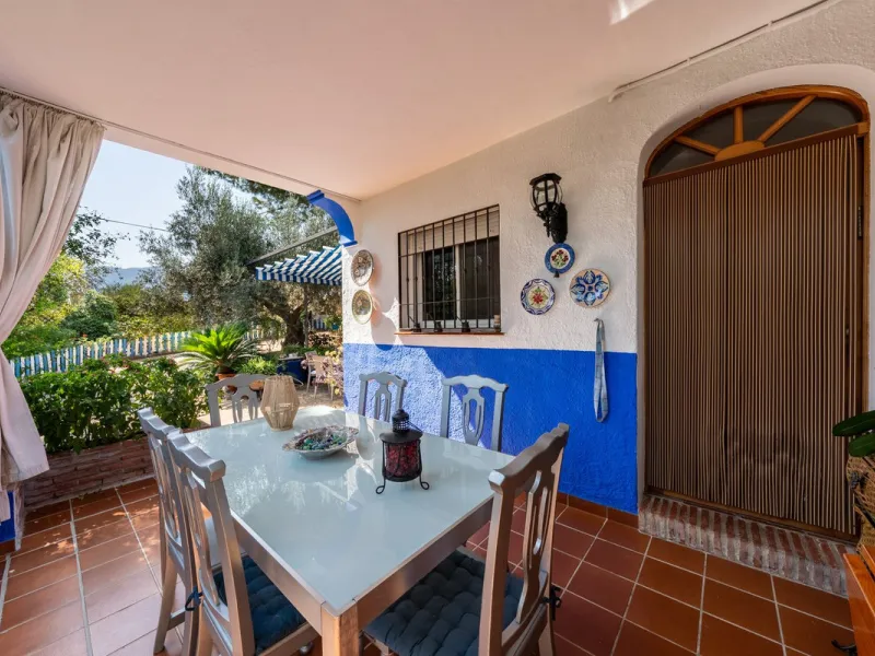 Located just a few minutes from the charming village of Coín, this delightful country house offers the perfect combination of tranquillity, privacy and comfort, right in the heart of the Andalusian countryside. Surrounded by nature, with views of the moun