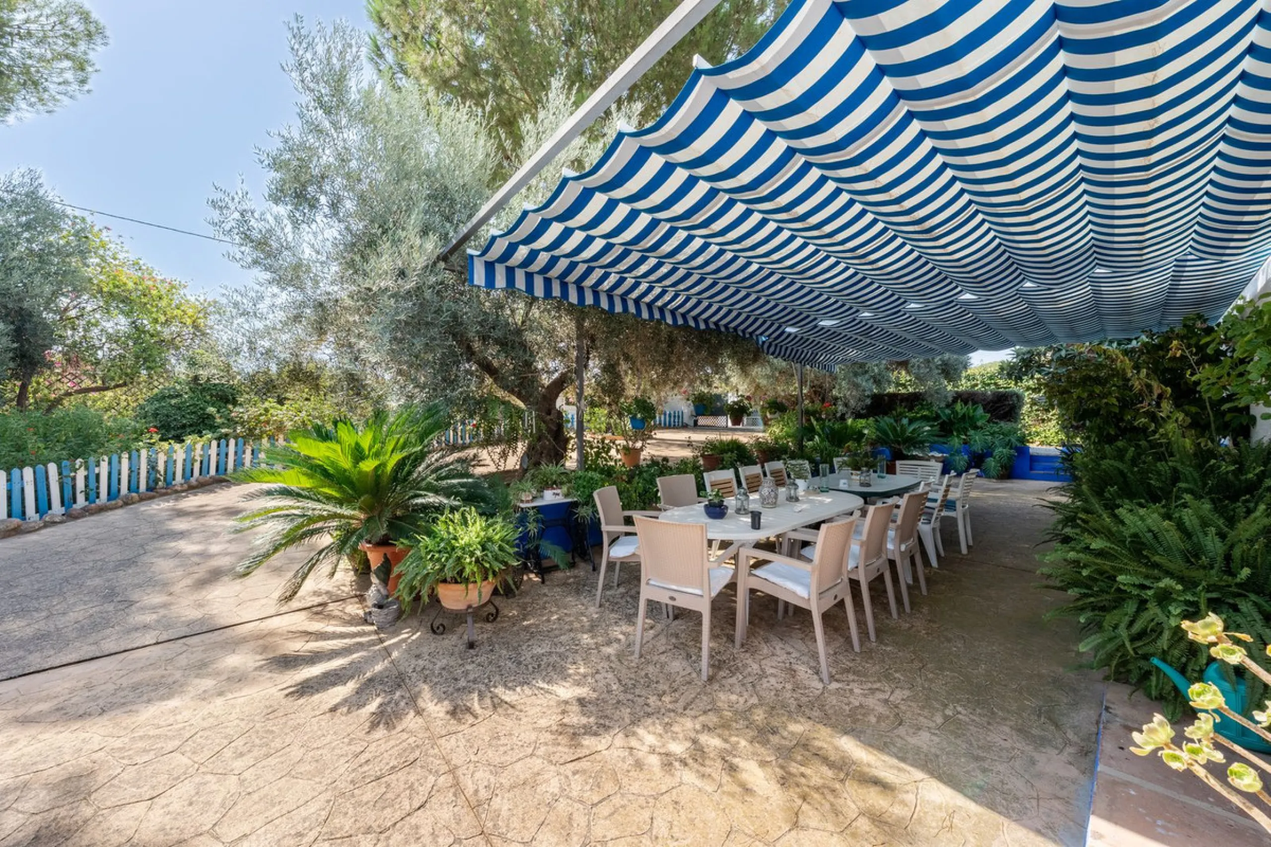 Located just a few minutes from the charming village of Coín, this delightful country house offers the perfect combination of tranquillity, privacy and comfort, right in the heart of the Andalusian countryside. Surrounded by nature, with views of the moun