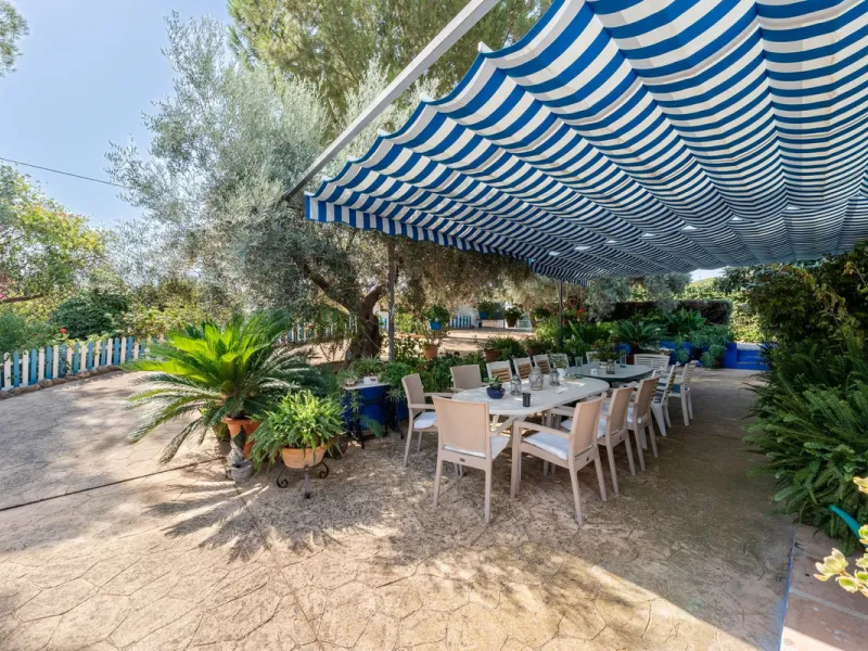 Located just a few minutes from the charming village of Coín, this delightful country house offers the perfect combination of tranquillity, privacy and comfort, right in the heart of the Andalusian countryside. Surrounded by nature, with views of the moun