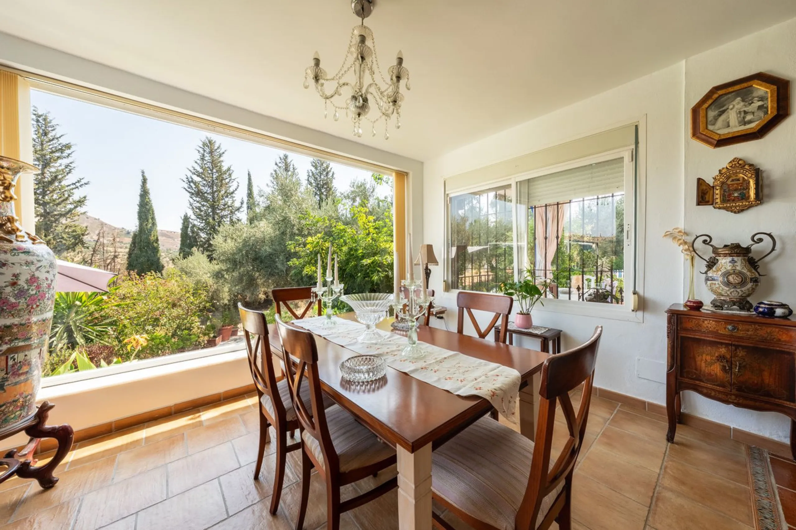 Located just a few minutes from the charming village of Coín, this delightful country house offers the perfect combination of tranquillity, privacy and comfort, right in the heart of the Andalusian countryside. Surrounded by nature, with views of the moun