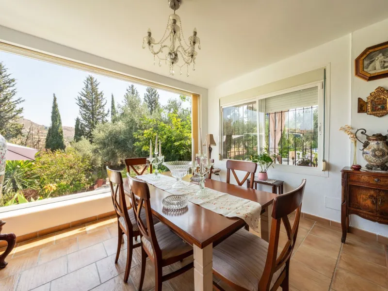 Located just a few minutes from the charming village of Coín, this delightful country house offers the perfect combination of tranquillity, privacy and comfort, right in the heart of the Andalusian countryside. Surrounded by nature, with views of the moun