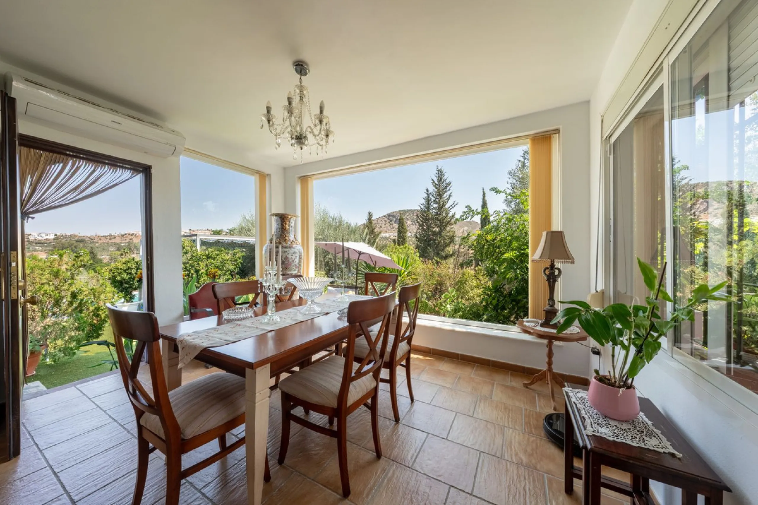 Located just a few minutes from the charming village of Coín, this delightful country house offers the perfect combination of tranquillity, privacy and comfort, right in the heart of the Andalusian countryside. Surrounded by nature, with views of the moun