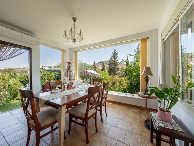 Located just a few minutes from the charming village of Coín, this delightful country house offers the perfect combination of tranquillity, privacy and comfort, right in the heart of the Andalusian countryside. Surrounded by nature, with views of the moun
