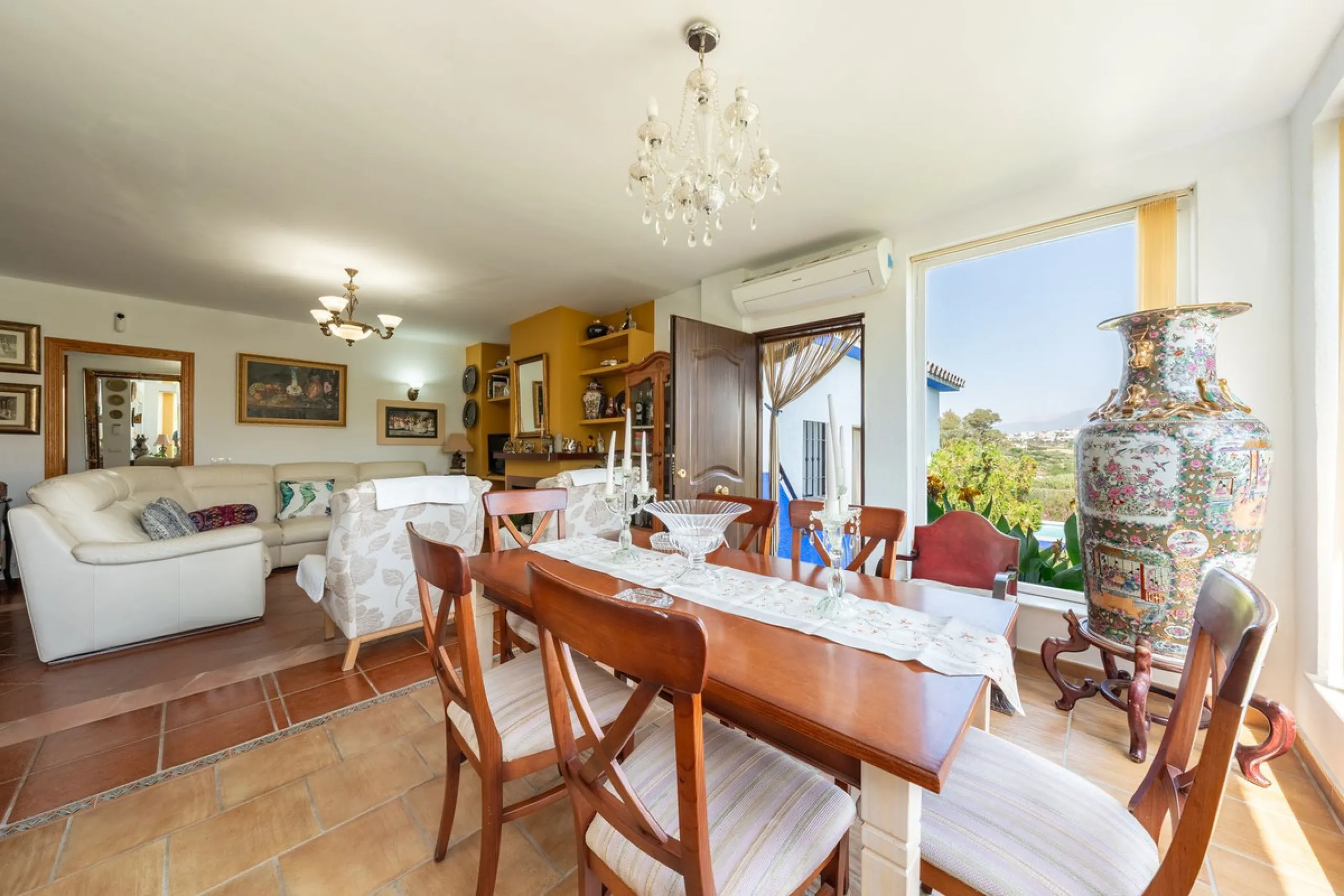 Located just a few minutes from the charming village of Coín, this delightful country house offers the perfect combination of tranquillity, privacy and comfort, right in the heart of the Andalusian countryside. Surrounded by nature, with views of the moun