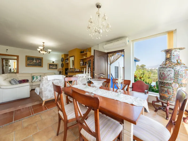Located just a few minutes from the charming village of Coín, this delightful country house offers the perfect combination of tranquillity, privacy and comfort, right in the heart of the Andalusian countryside. Surrounded by nature, with views of the moun