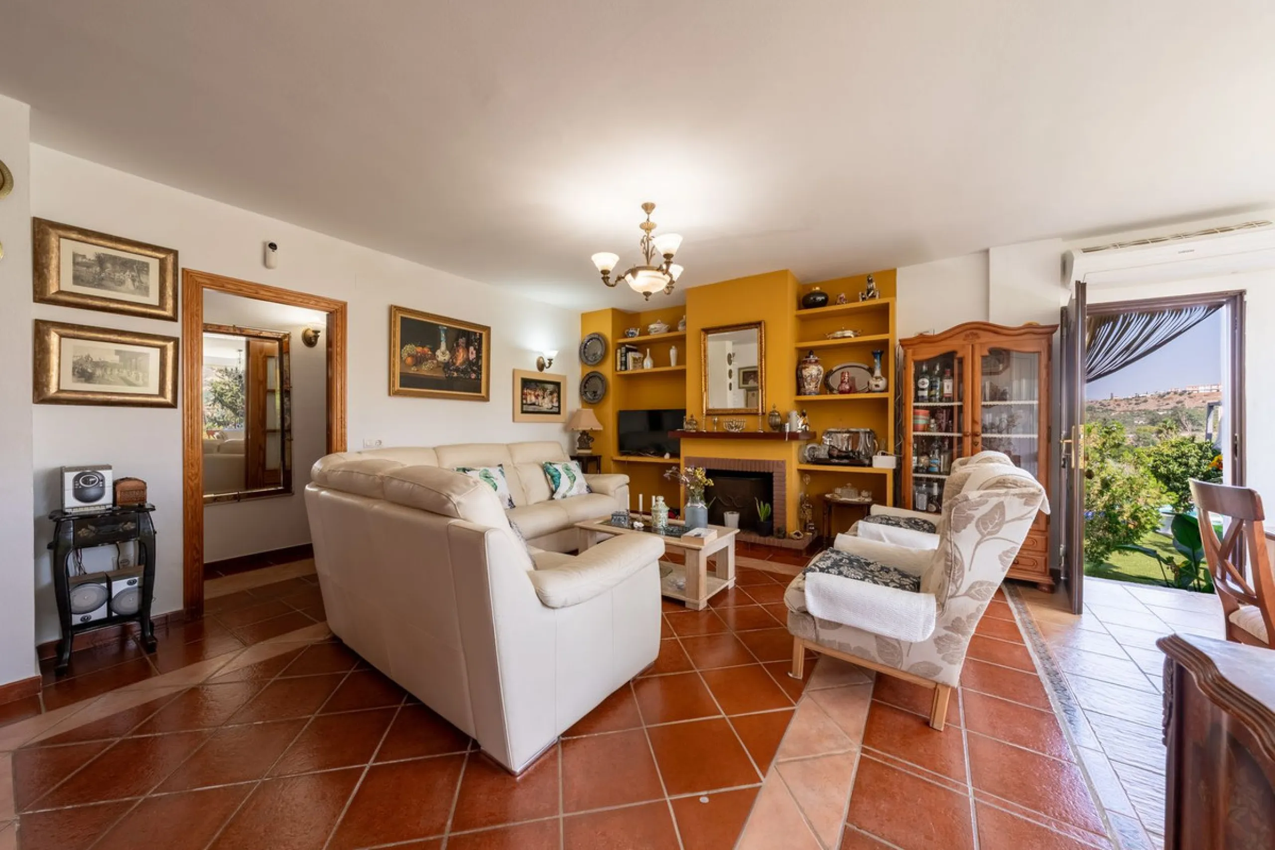 Located just a few minutes from the charming village of Coín, this delightful country house offers the perfect combination of tranquillity, privacy and comfort, right in the heart of the Andalusian countryside. Surrounded by nature, with views of the moun