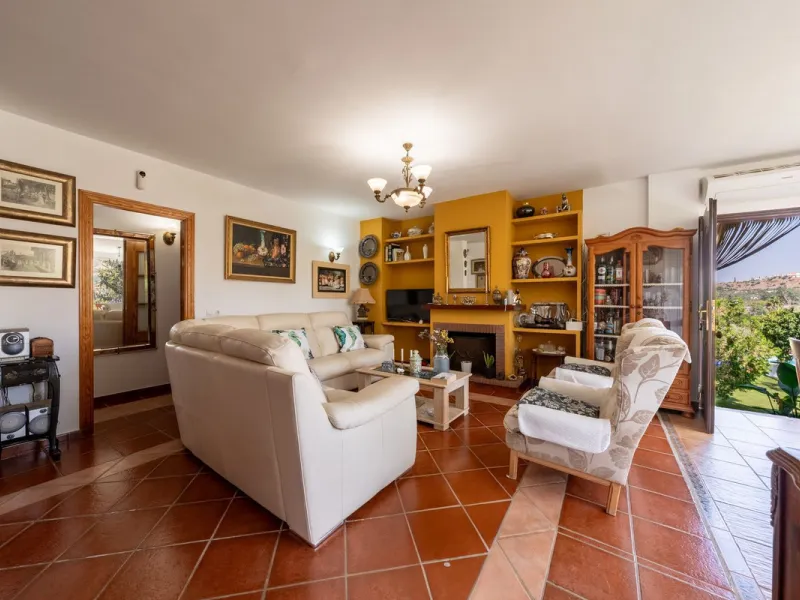 Located just a few minutes from the charming village of Coín, this delightful country house offers the perfect combination of tranquillity, privacy and comfort, right in the heart of the Andalusian countryside. Surrounded by nature, with views of the moun