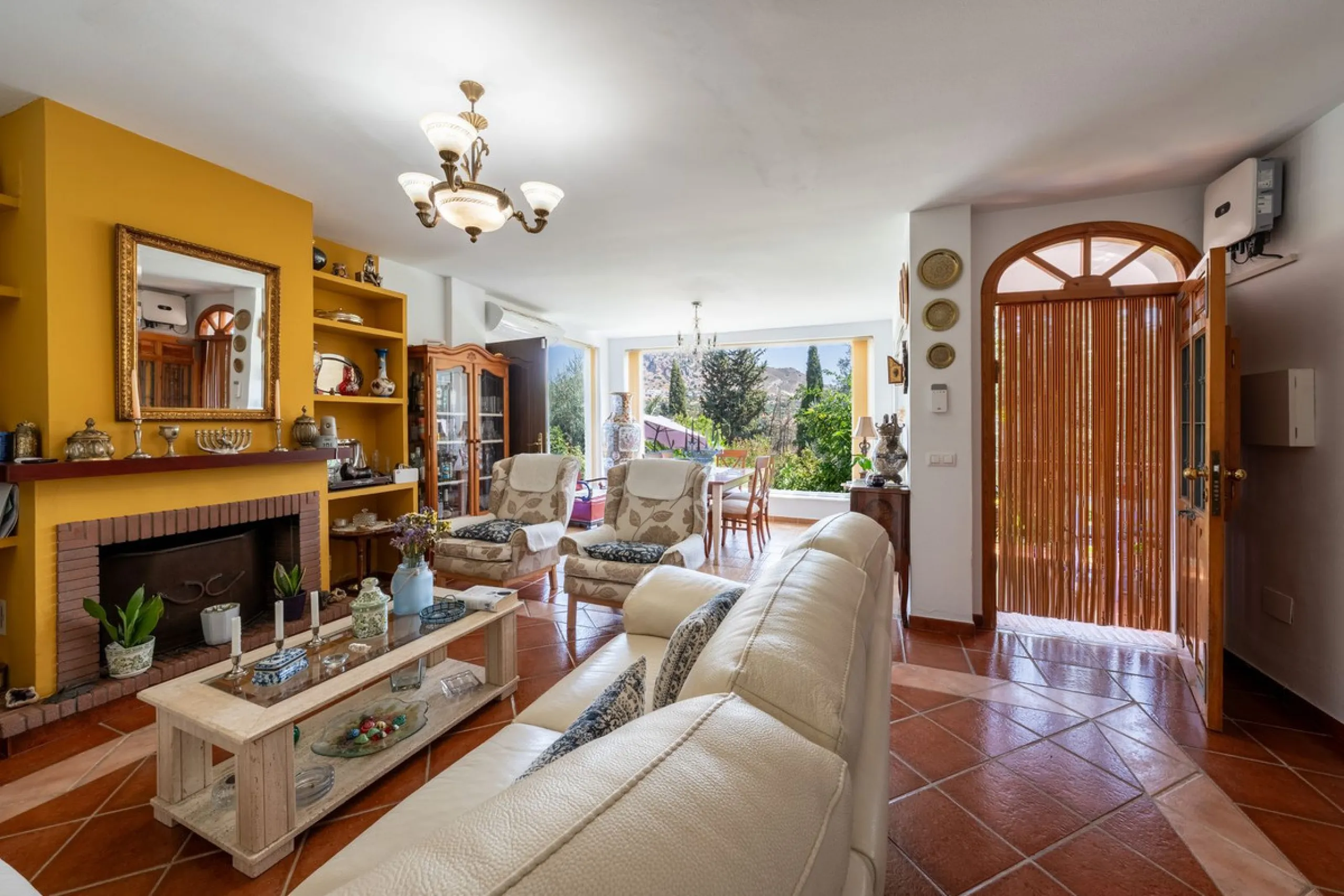 Located just a few minutes from the charming village of Coín, this delightful country house offers the perfect combination of tranquillity, privacy and comfort, right in the heart of the Andalusian countryside. Surrounded by nature, with views of the moun