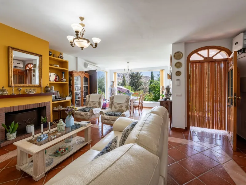 Located just a few minutes from the charming village of Coín, this delightful country house offers the perfect combination of tranquillity, privacy and comfort, right in the heart of the Andalusian countryside. Surrounded by nature, with views of the moun