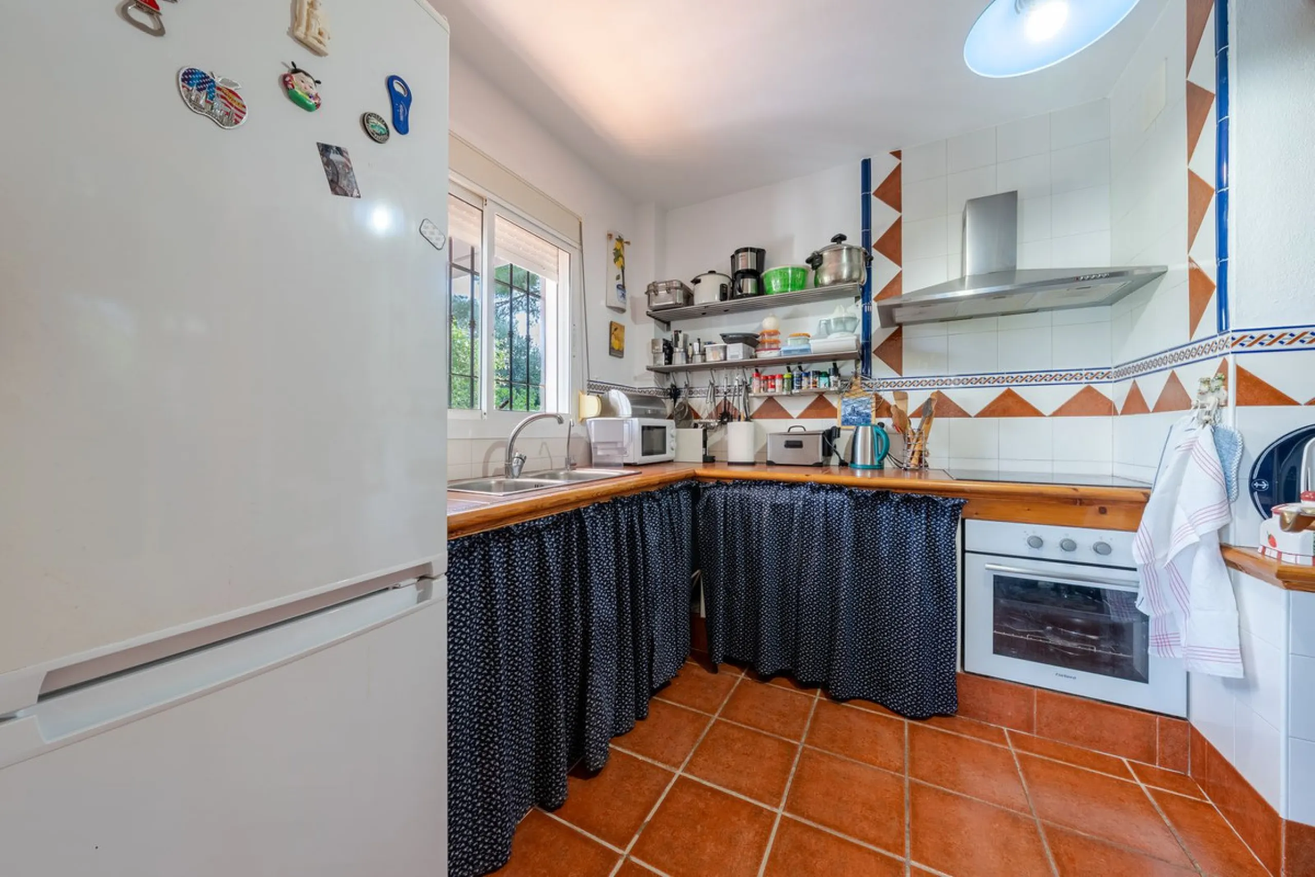Located just a few minutes from the charming village of Coín, this delightful country house offers the perfect combination of tranquillity, privacy and comfort, right in the heart of the Andalusian countryside. Surrounded by nature, with views of the moun