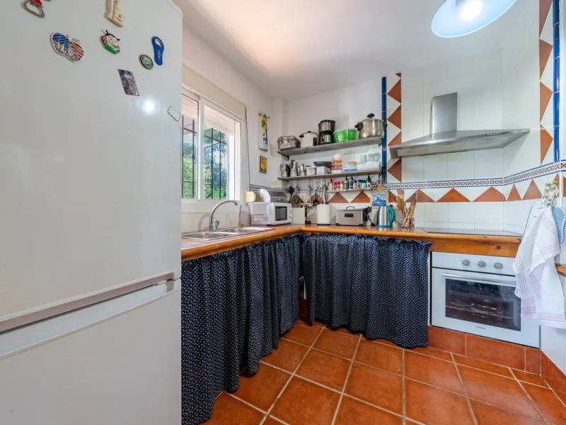 Located just a few minutes from the charming village of Coín, this delightful country house offers the perfect combination of tranquillity, privacy and comfort, right in the heart of the Andalusian countryside. Surrounded by nature, with views of the moun