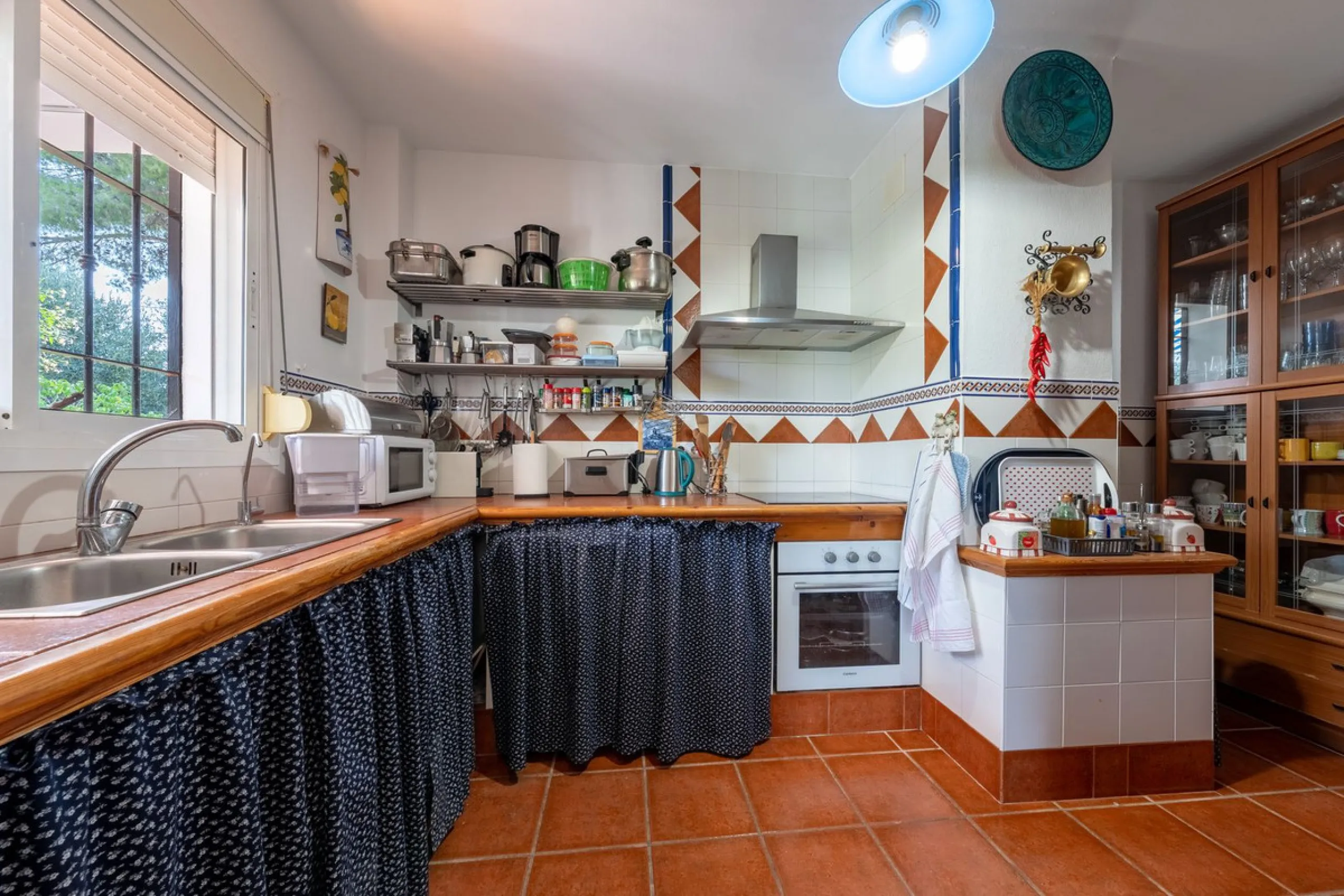 Located just a few minutes from the charming village of Coín, this delightful country house offers the perfect combination of tranquillity, privacy and comfort, right in the heart of the Andalusian countryside. Surrounded by nature, with views of the moun