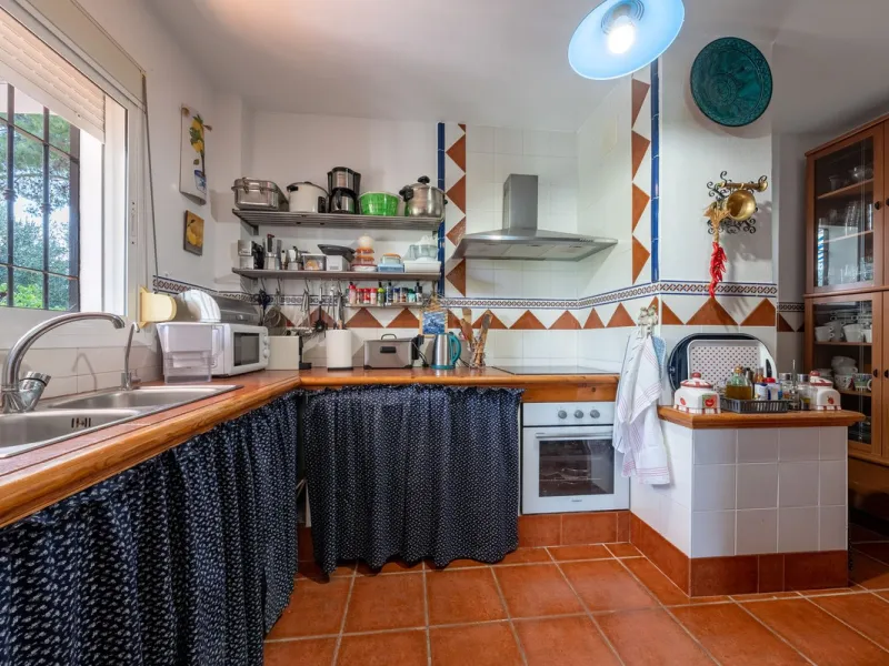 Located just a few minutes from the charming village of Coín, this delightful country house offers the perfect combination of tranquillity, privacy and comfort, right in the heart of the Andalusian countryside. Surrounded by nature, with views of the moun