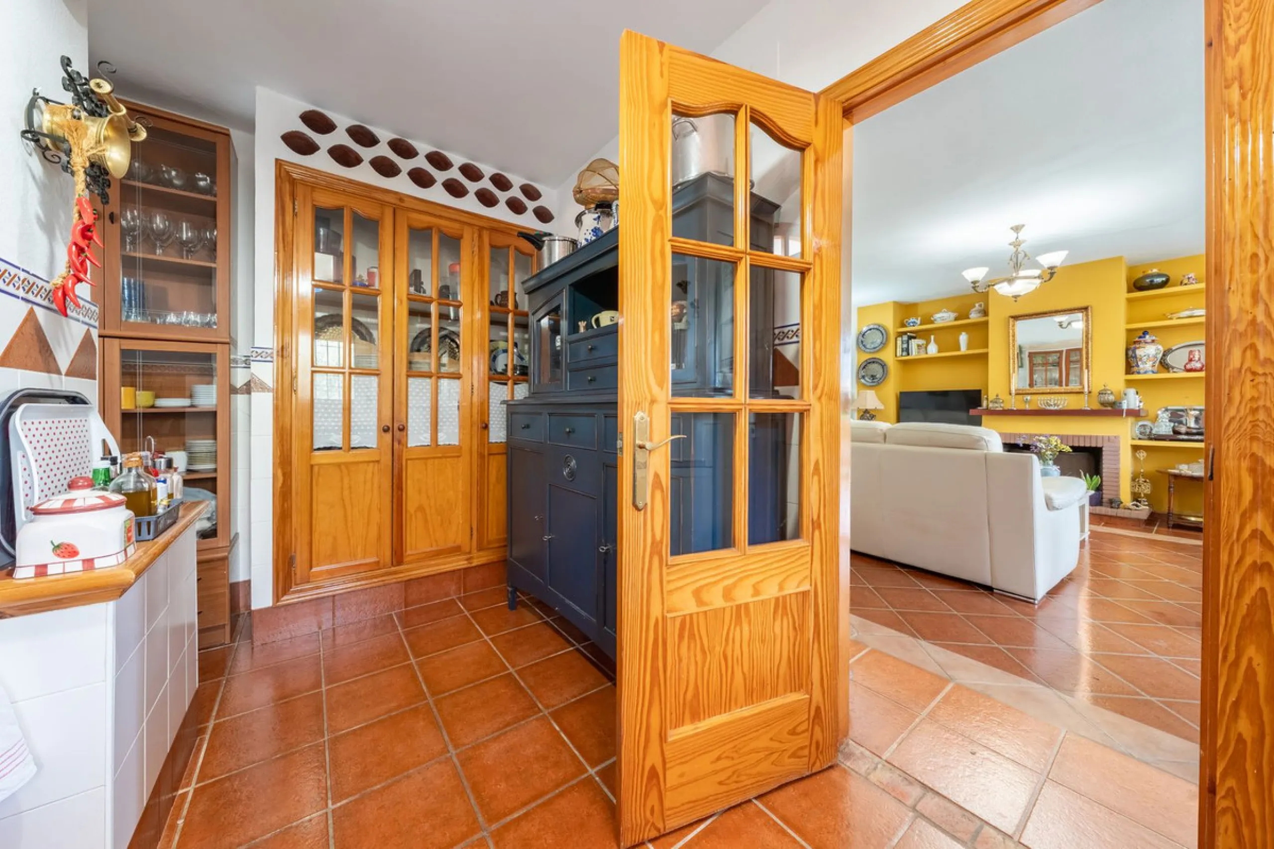 Located just a few minutes from the charming village of Coín, this delightful country house offers the perfect combination of tranquillity, privacy and comfort, right in the heart of the Andalusian countryside. Surrounded by nature, with views of the moun