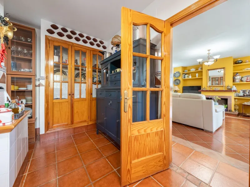 Located just a few minutes from the charming village of Coín, this delightful country house offers the perfect combination of tranquillity, privacy and comfort, right in the heart of the Andalusian countryside. Surrounded by nature, with views of the moun