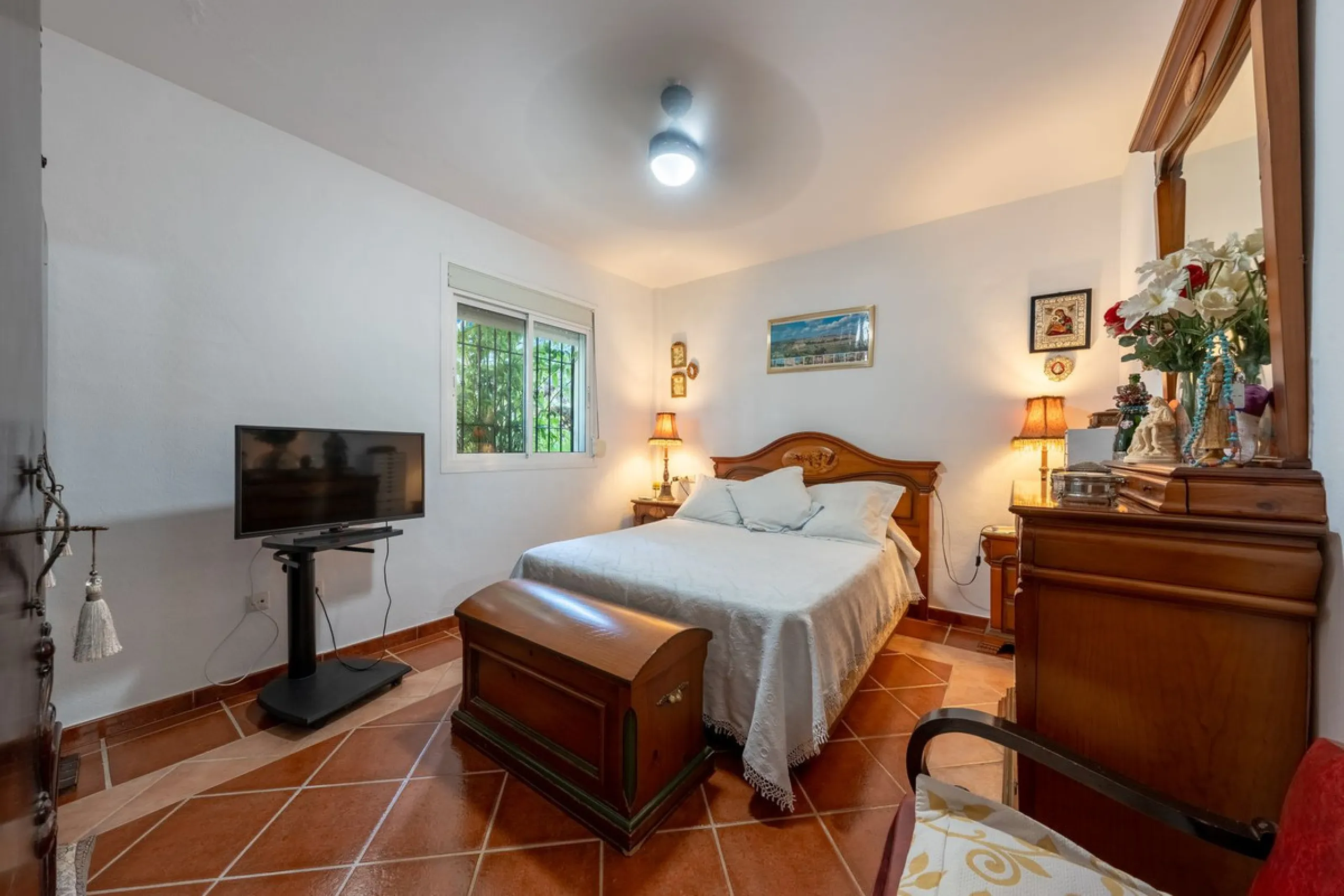 Located just a few minutes from the charming village of Coín, this delightful country house offers the perfect combination of tranquillity, privacy and comfort, right in the heart of the Andalusian countryside. Surrounded by nature, with views of the moun