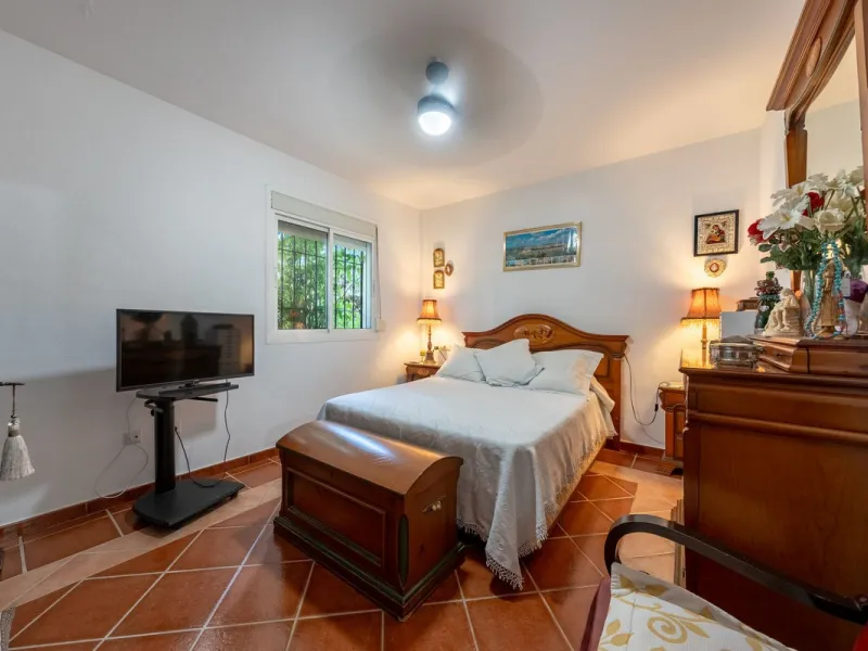 Located just a few minutes from the charming village of Coín, this delightful country house offers the perfect combination of tranquillity, privacy and comfort, right in the heart of the Andalusian countryside. Surrounded by nature, with views of the moun