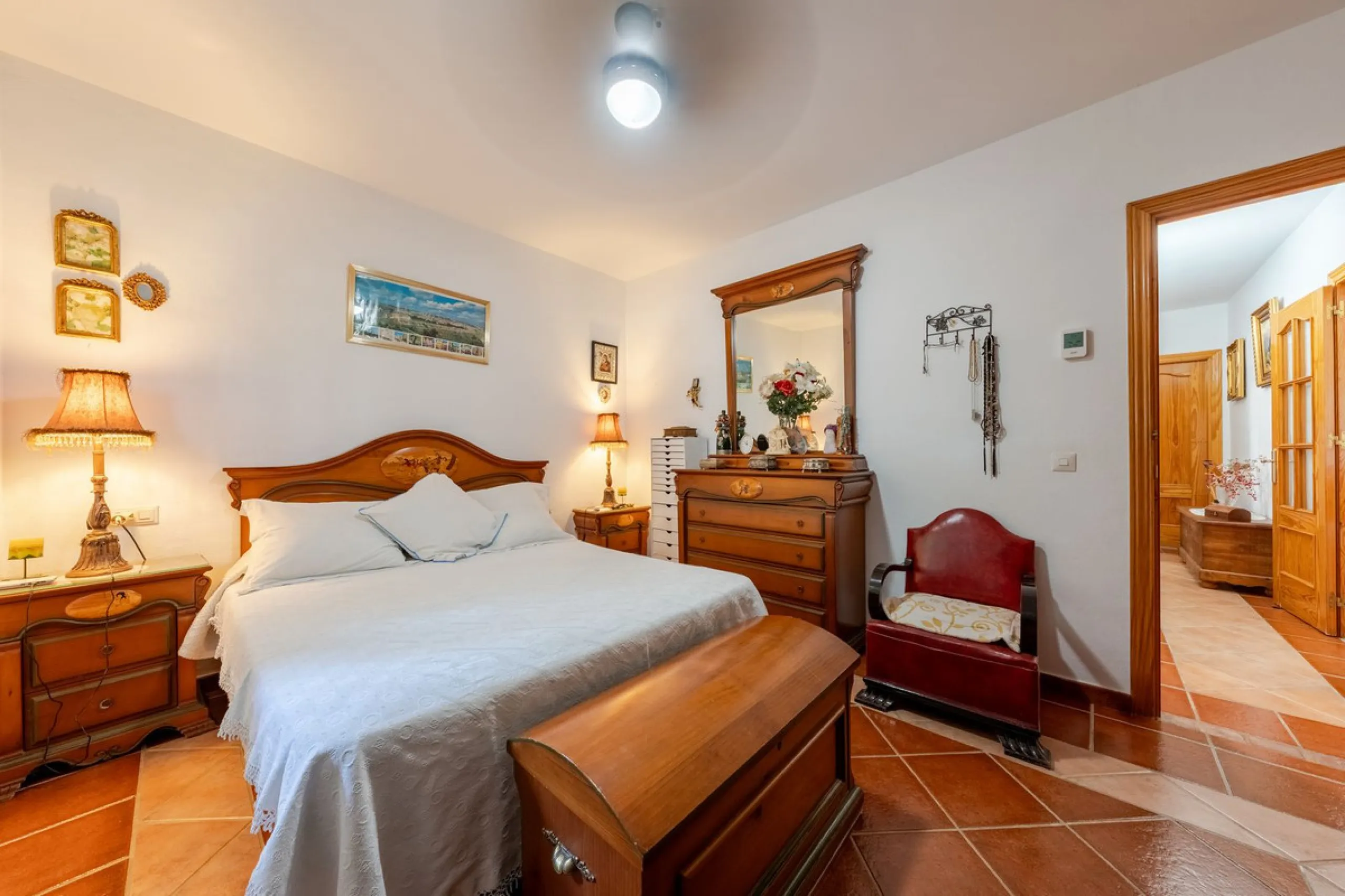 Located just a few minutes from the charming village of Coín, this delightful country house offers the perfect combination of tranquillity, privacy and comfort, right in the heart of the Andalusian countryside. Surrounded by nature, with views of the moun