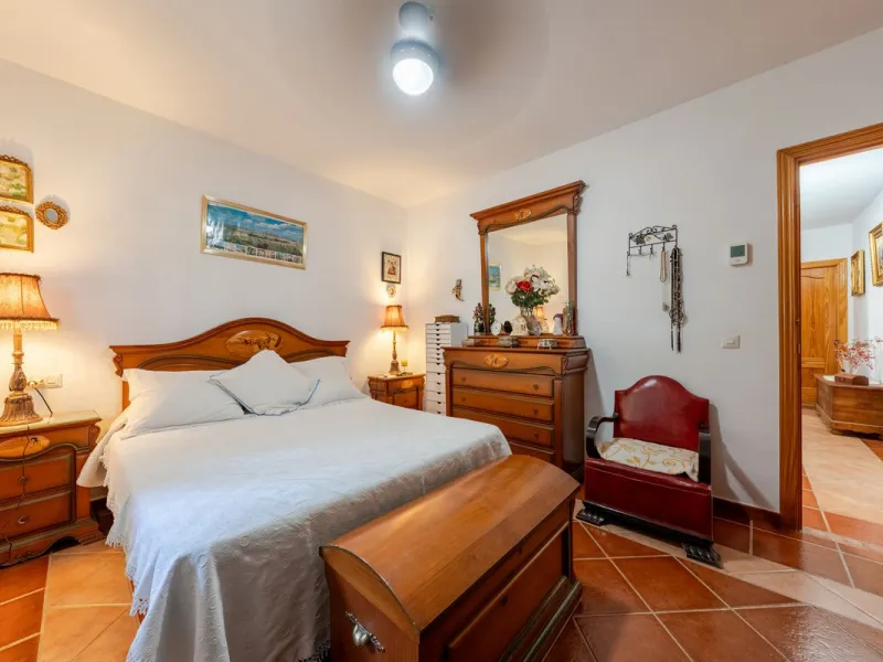 Located just a few minutes from the charming village of Coín, this delightful country house offers the perfect combination of tranquillity, privacy and comfort, right in the heart of the Andalusian countryside. Surrounded by nature, with views of the moun
