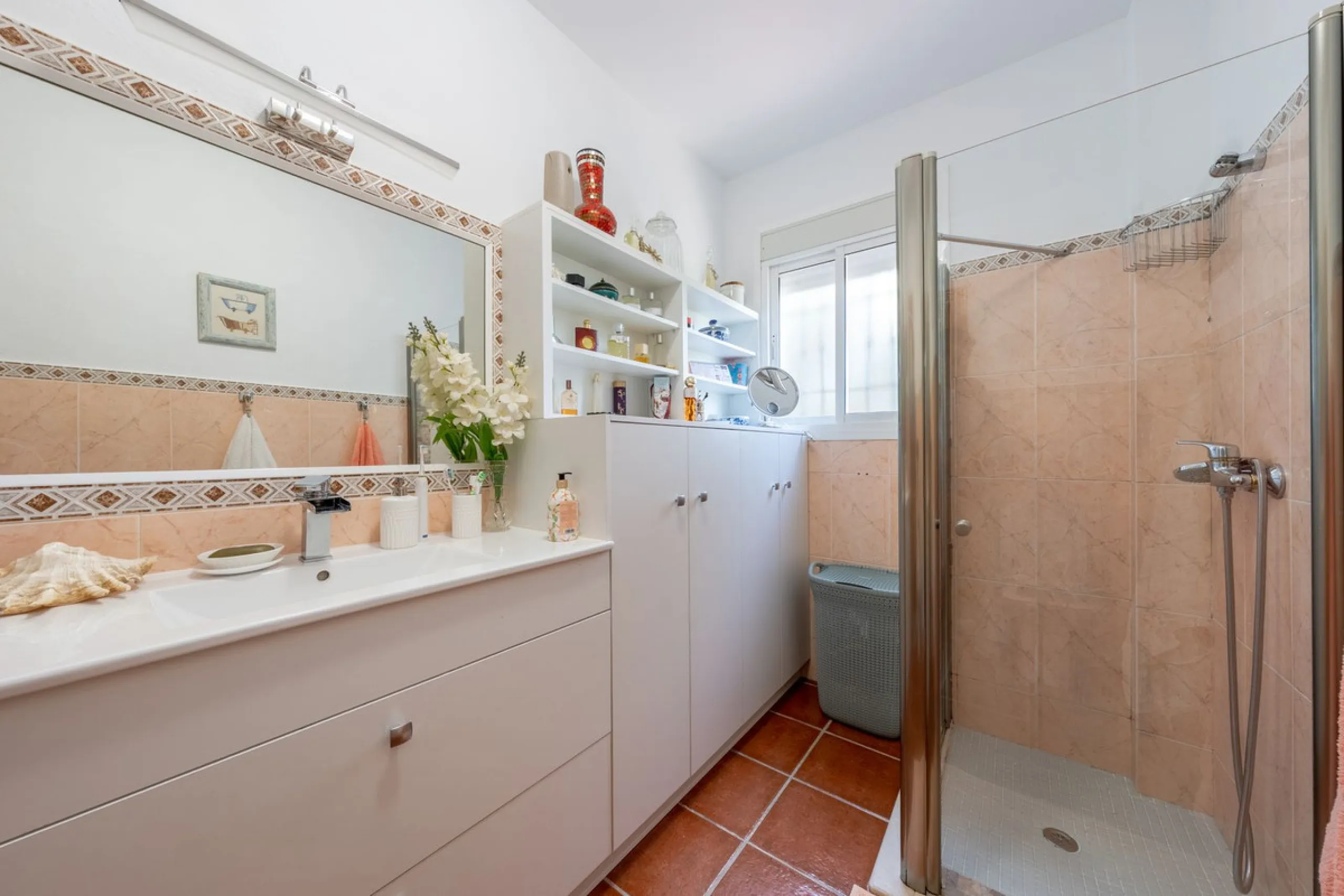 Located just a few minutes from the charming village of Coín, this delightful country house offers the perfect combination of tranquillity, privacy and comfort, right in the heart of the Andalusian countryside. Surrounded by nature, with views of the moun