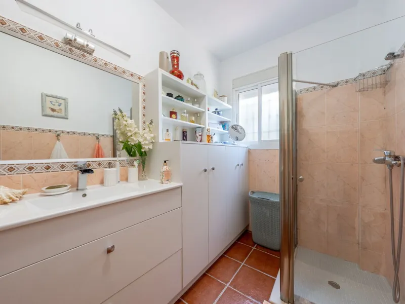 Located just a few minutes from the charming village of Coín, this delightful country house offers the perfect combination of tranquillity, privacy and comfort, right in the heart of the Andalusian countryside. Surrounded by nature, with views of the moun