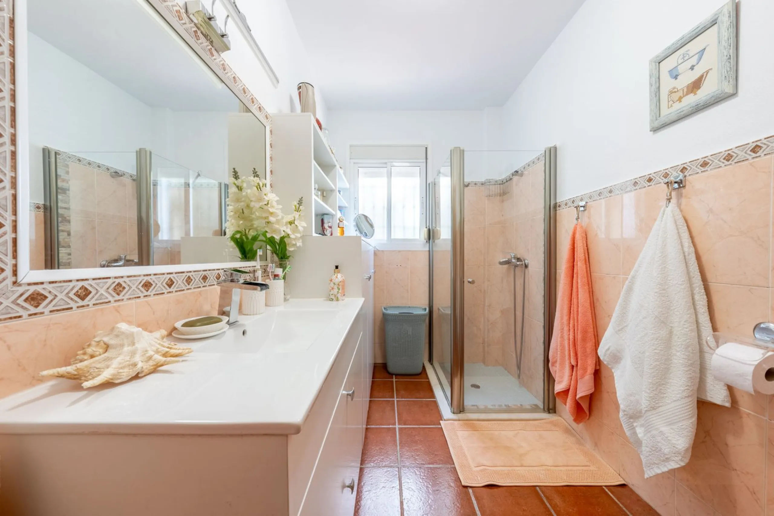 Located just a few minutes from the charming village of Coín, this delightful country house offers the perfect combination of tranquillity, privacy and comfort, right in the heart of the Andalusian countryside. Surrounded by nature, with views of the moun