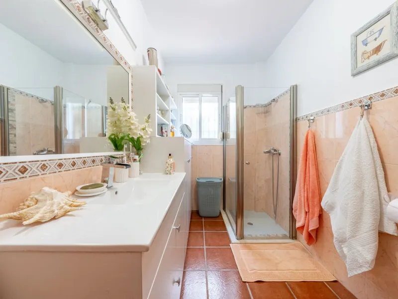 Located just a few minutes from the charming village of Coín, this delightful country house offers the perfect combination of tranquillity, privacy and comfort, right in the heart of the Andalusian countryside. Surrounded by nature, with views of the moun