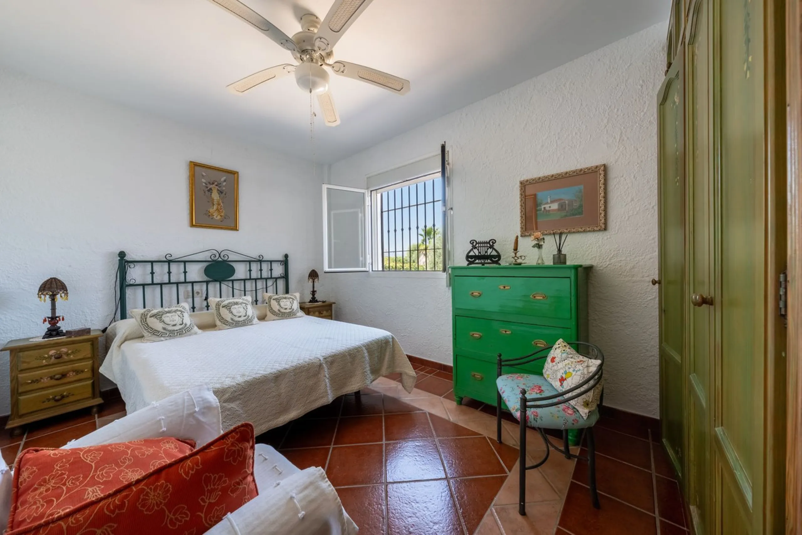 Located just a few minutes from the charming village of Coín, this delightful country house offers the perfect combination of tranquillity, privacy and comfort, right in the heart of the Andalusian countryside. Surrounded by nature, with views of the moun