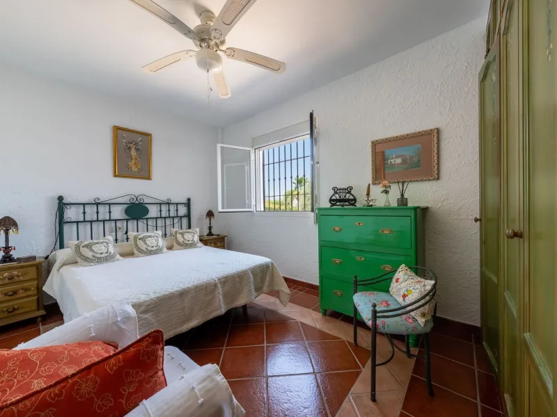 Located just a few minutes from the charming village of Coín, this delightful country house offers the perfect combination of tranquillity, privacy and comfort, right in the heart of the Andalusian countryside. Surrounded by nature, with views of the moun