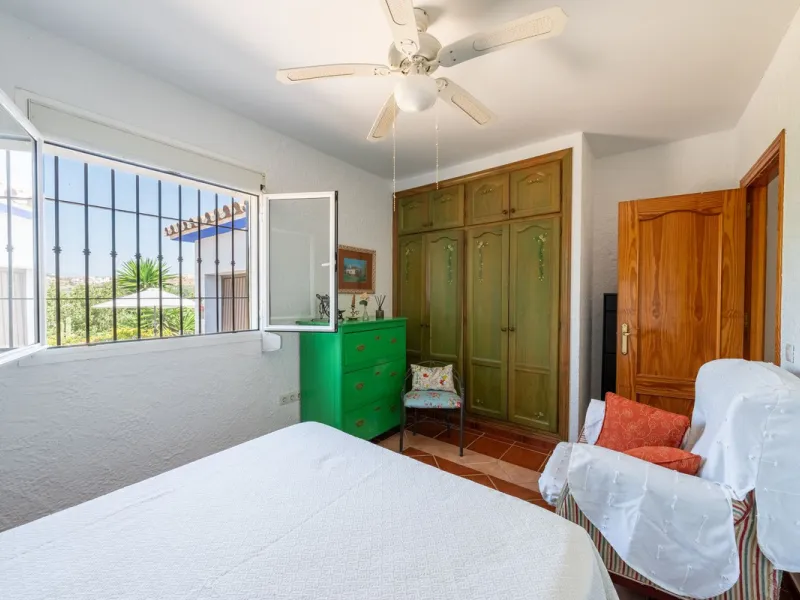 Located just a few minutes from the charming village of Coín, this delightful country house offers the perfect combination of tranquillity, privacy and comfort, right in the heart of the Andalusian countryside. Surrounded by nature, with views of the moun