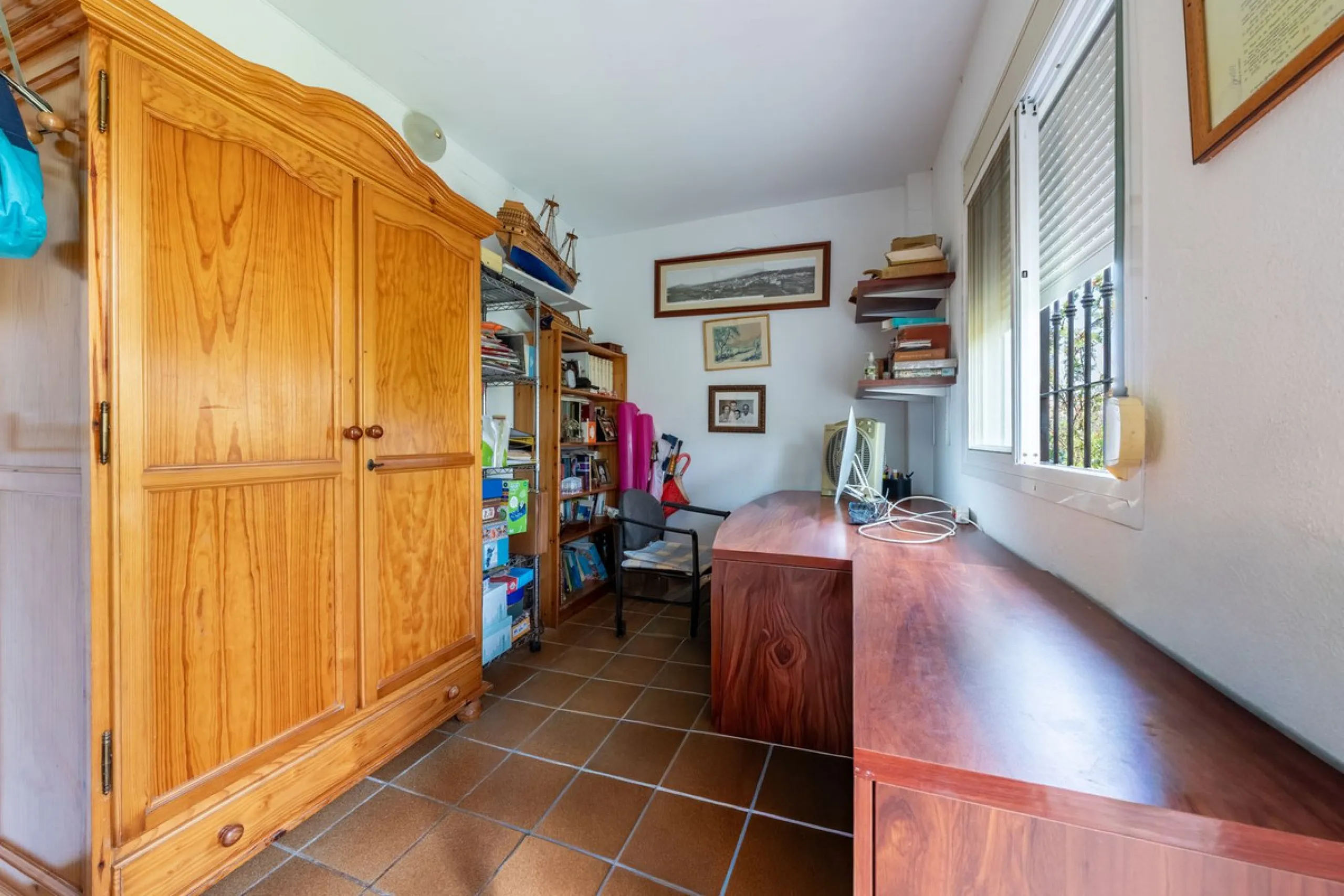 Located just a few minutes from the charming village of Coín, this delightful country house offers the perfect combination of tranquillity, privacy and comfort, right in the heart of the Andalusian countryside. Surrounded by nature, with views of the moun