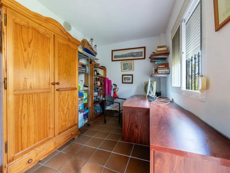 Located just a few minutes from the charming village of Coín, this delightful country house offers the perfect combination of tranquillity, privacy and comfort, right in the heart of the Andalusian countryside. Surrounded by nature, with views of the moun