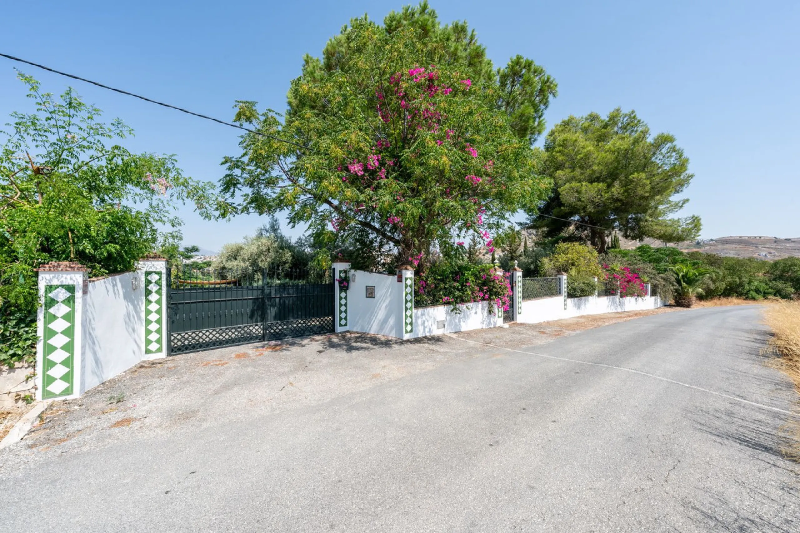 Located just a few minutes from the charming village of Coín, this delightful country house offers the perfect combination of tranquillity, privacy and comfort, right in the heart of the Andalusian countryside. Surrounded by nature, with views of the moun