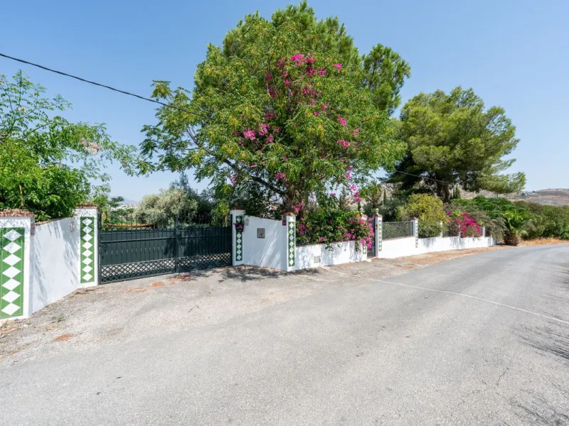 Located just a few minutes from the charming village of Coín, this delightful country house offers the perfect combination of tranquillity, privacy and comfort, right in the heart of the Andalusian countryside. Surrounded by nature, with views of the moun