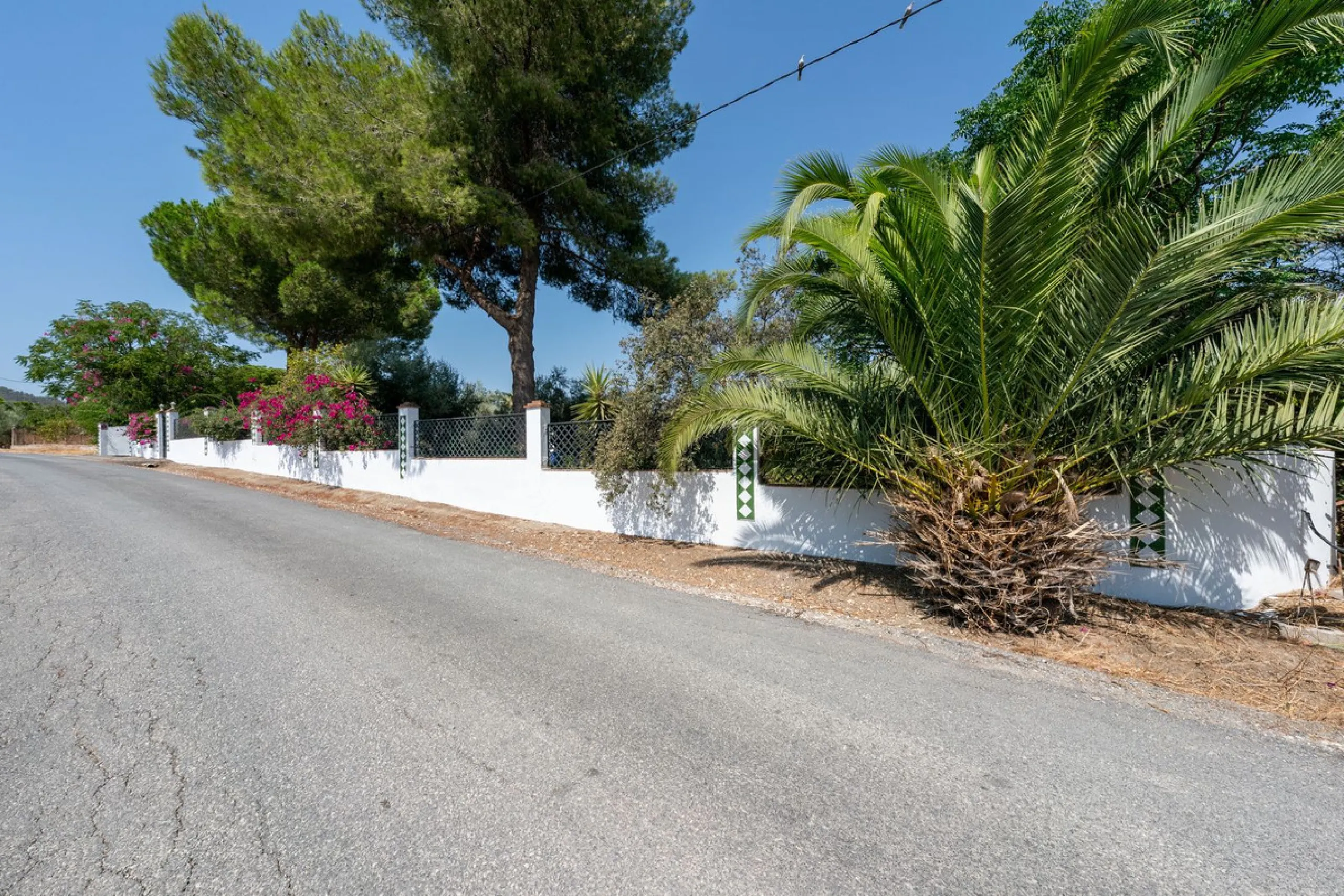 Located just a few minutes from the charming village of Coín, this delightful country house offers the perfect combination of tranquillity, privacy and comfort, right in the heart of the Andalusian countryside. Surrounded by nature, with views of the moun