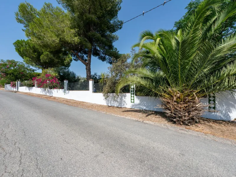Located just a few minutes from the charming village of Coín, this delightful country house offers the perfect combination of tranquillity, privacy and comfort, right in the heart of the Andalusian countryside. Surrounded by nature, with views of the moun