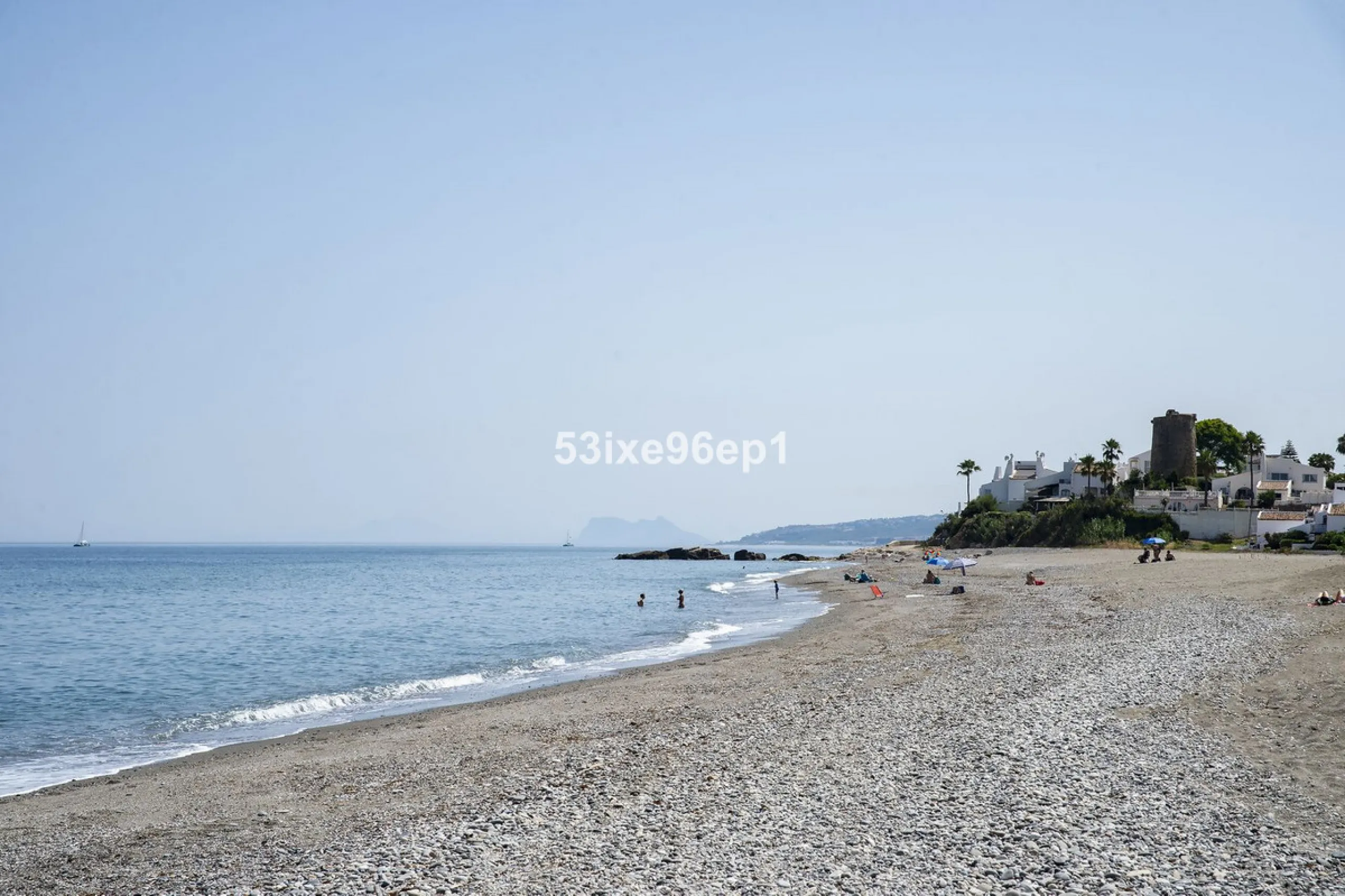 Reizendes Strandhaus zu verkaufen nur 50 Meter vom Meer entfernt in der ruhigen und gut angebundenen Gegend Arroyo Vaquero, Estepona. Diese Immobilie im mediterranen Stil bietet eine ausgezeichnete Gelegenheit für alle, die ein Küstenhaus mit Priva